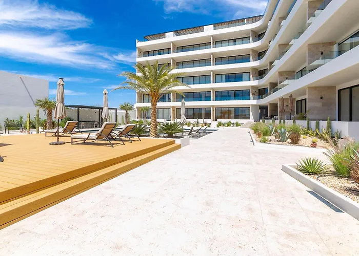 Of Tezal | 3br Arch Views, Pools, Sleeps 8